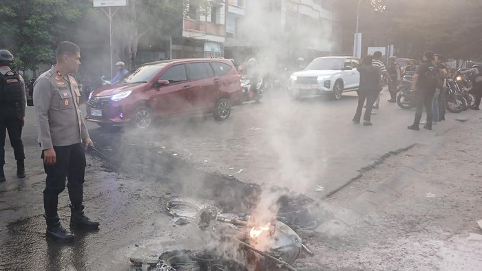 Dua kendaraan geng motor dibakar di Jalan Sungai Saddang Baru Makassar.