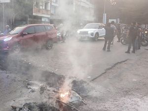 2 Kendaraan Geng Motor di Makassar Dibakar Usai Diadang Warga