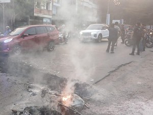 2 Kendaraan Geng Motor di Makassar Dibakar Usai Diadang Warga