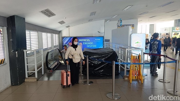Eskalator di Stasiun Duri, Jakarta Barat, masih diperbaiki usai insiden mendadak mundur (Rizky Adha Mahendra/detikcom)