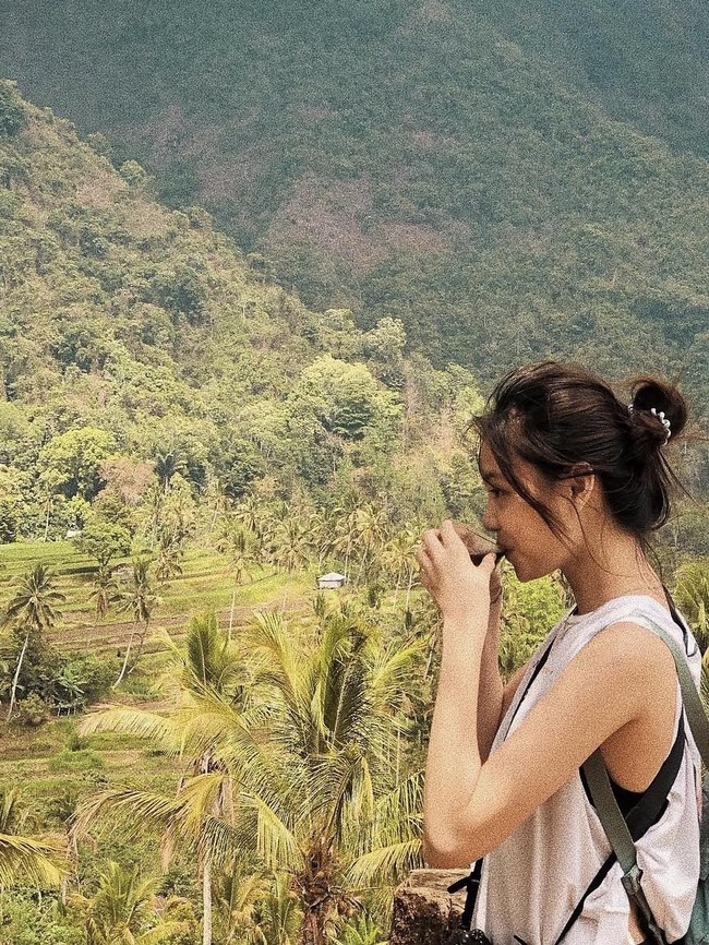 Seru! Gege Elisa Bagikan Momen Ngopi Cantik di Bali hingga Kyoto