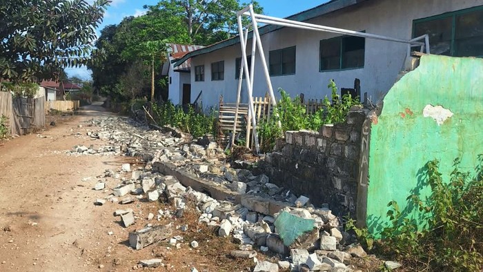Gempa berkekuatan 6,1 magnitudo Minggu (4/10) pagi mengguncang Sumba Barat Daya, Nusa Tenggara Timur. Akibat gempa tersebut puluhan rumah warga dilaporkan mengalami kerusakan.