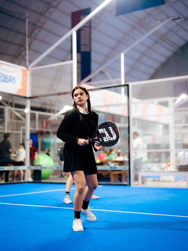 Gaya preppy ternyata juga bisa dibawa ke area olahraga. Audy mengombinasikan fake collar putih dengan atasan lengan panjang hitam dan mini skirt hitam. Detail kerah putih memberikan aksen berbeda pada outfit yang dominan gelap sehingga menghasilkan tampilan sporty yang tetap manis dan stylish. Foto: Dok. Instagram Audi Marissa