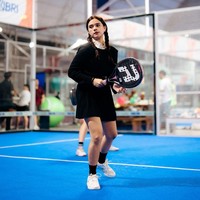 Gaya preppy ternyata juga bisa dibawa ke area olahraga. Audy mengombinasikan fake collar putih dengan atasan lengan panjang hitam dan mini skirt hitam. Detail kerah putih memberikan aksen berbeda pada outfit yang dominan gelap sehingga menghasilkan tampilan sporty yang tetap manis dan stylish. Foto: Dok. Instagram Audi Marissa