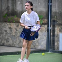 Jika tidak ada pilihan busana, kamu bisa pilih kaos putih longgar dan rok olahraga mini warna gelap. Seperti gaya Audi Marissa yang kasual namun manis ini. Gaya rambut kuncir kuda dengan aksen kepang seolah menjadi andalannya. Foto: Dok. Instagram Audi Marissa