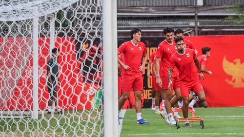 Sejumlah pesepak bola Timnas Indonesia mengikuti sesi latihan di Stadion PTIK, Jakarta, Minggu (4/10/2026). Latihan tersebut sebagai ajang persiapan melawan Timnas Thailand pada final FIFA ASEAN Cup 2026, Senin (5/10/2026). ANTARA FOTO/Rivan Awal Lingga/wsj.