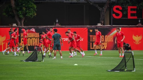 Sejumlah pesepak bola Timnas Indonesia mengikuti sesi latihan di Stadion PTIK, Jakarta, Minggu (4/10/2026). Latihan tersebut sebagai ajang persiapan melawan Timnas Thailand pada final FIFA ASEAN Cup 2026, Senin (5/10/2026). ANTARA FOTO/Rivan Awal Lingga/wsj.
