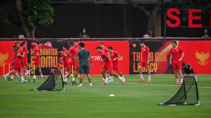 Sejumlah pesepak bola Timnas Indonesia mengikuti sesi latihan di Stadion PTIK, Jakarta, Minggu (4/10/2026). Latihan tersebut sebagai ajang persiapan melawan Timnas Thailand pada final FIFA ASEAN Cup 2026, Senin (5/10/2026). ANTARA FOTO/Rivan Awal Lingga/wsj.