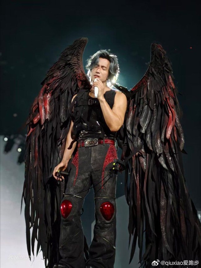 Jerry Yan masih melangsungkan tur konser reuni F3 dalam ‘F☆FOREVER’ bersama Ashin Mayday. Dalam performa di Taipe Dome, Taiwan, baru-baru ini, ia menampilkan aksi panggung baru.Foto: Weibo