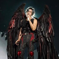 Jerry Yan masih melangsungkan tur konser reuni F3 dalam ‘F☆FOREVER’ bersama Ashin Mayday. Dalam performa di Taipe Dome, Taiwan, baru-baru ini, ia menampilkan aksi panggung baru.Foto: Weibo