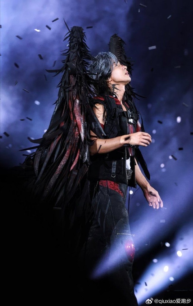 Dalam performa solonya, Jerry Yan membawakan lagu ‘My Boo’. Kali ini, ia tampil dengan konsep ‘dark angel’.  Foto: Weibo