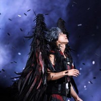 Dalam performa solonya, Jerry Yan membawakan lagu ‘My Boo’. Kali ini, ia tampil dengan konsep ‘dark angel’.  Foto: Weibo