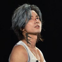 Dalam kesempatan lain, Jerry tampak mengenakan tank top putih yang memperlihatkan tubuh kekarnya. Ditambah dengan riasan hidung terluka, pemeran Dao Ming Tse terlihat ala ‘bad boy’. Foto: Weibo
