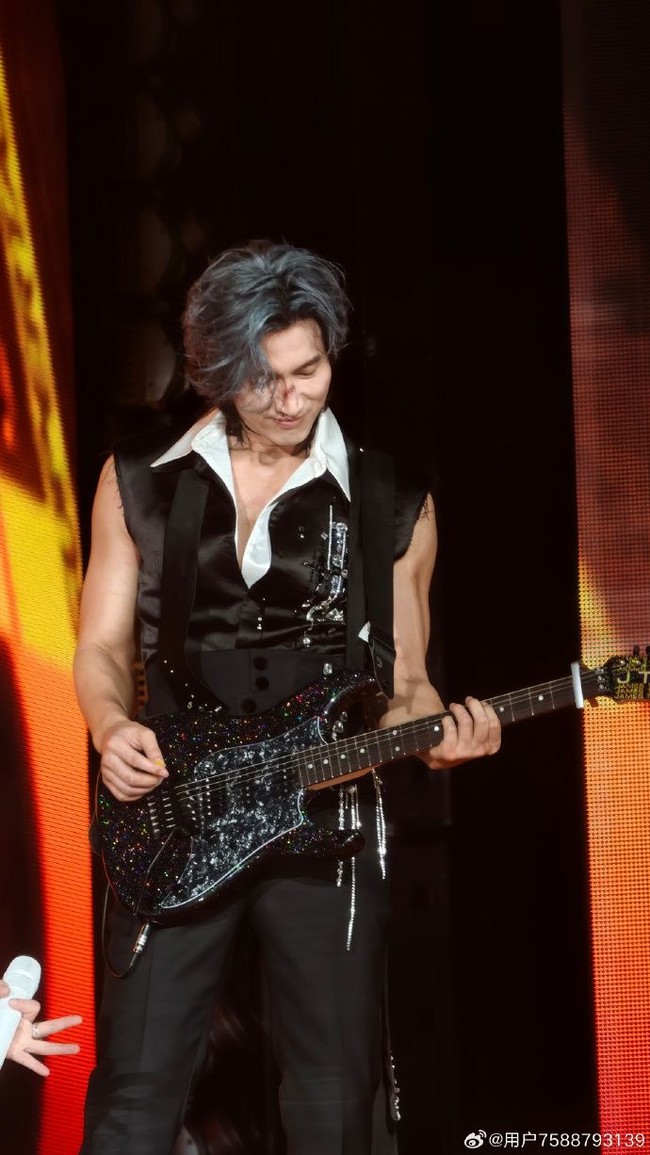 Aksi Jerry Yan bermain gitar juga mempesona penonton konser saat mengiringi F3 dan Ashin yang membawakan soundtrack Meteor Garden, Ni Yao De Ai. Foto: Weibo
