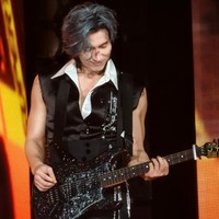 Aksi Jerry Yan bermain gitar juga mempesona penonton konser saat mengiringi F3 dan Ashin yang membawakan soundtrack Meteor Garden, Ni Yao De Ai. Foto: Weibo