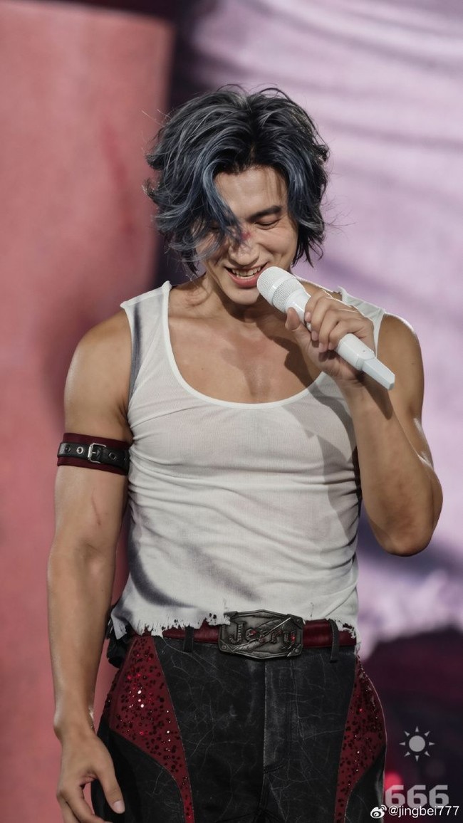 Tak hanya visual, banyak fans memuji aksi panggung dan dance Jerry Yan yang dianggap semakin meningkat seiring tur dilangsungkan. Foto: Weibo