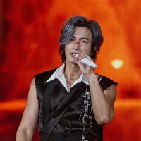 Jerry Yan terlihat menawan dalam berbagai kostum, termasuk rompi dengan obi berhias manik-manik berkilauan ini. Foto: Weibo