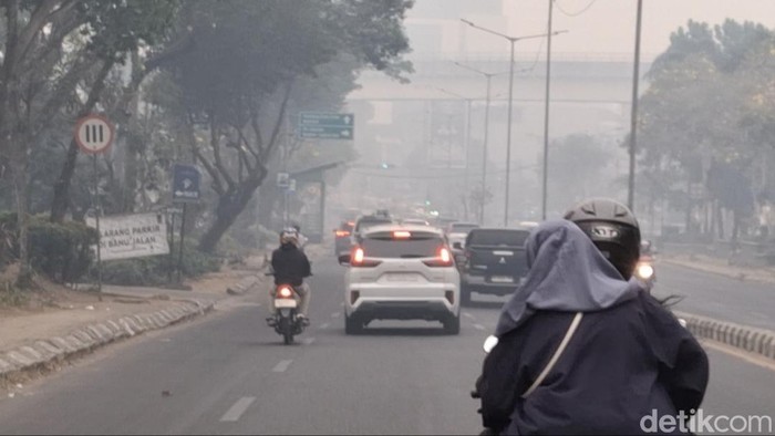 Kabut asap pekat masih menyelimuti Kota Palembang pada sore hari