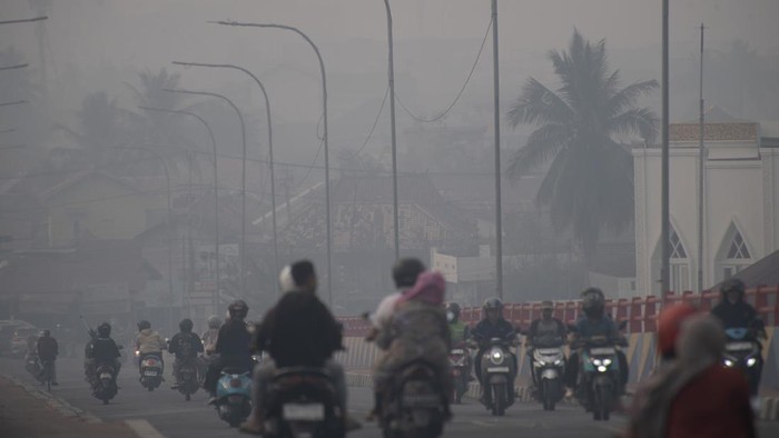 Sejumlah pengendara melintas di atas jembatan Musi IV Palembang yang tertutup kabut asap di Palembang, Sumatera Selatan, Minggu (4/10/2026). Berdasarkan pantauan aplikasi ISPUnet milik Kementerian Lingkungan Hidup, kualitas udara di Kota Palembng pada Minggu (4/10) masuk dalam kategori berbahaya akibat dampak dari kebakaran hutan dan lahan (Karhutla) dengan nilai indeks standar pencemaran udara mencapai angka 780. ANTARA FOTO/Nova Wahyudi/YU