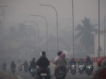 Derita Warga Sesak Napas hingga Mata Perih Dampak Kabut Asap di Palembang