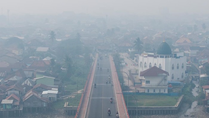 Sejumlah pengendara melintas di atas jembatan Musi IV Palembang yang tertutup kabut asap di Palembang, Sumatera Selatan, Minggu (4/10/2026). Berdasarkan pantauan aplikasi ISPUnet milik Kementerian Lingkungan Hidup, kualitas udara di Kota Palembng pada Minggu (4/10) masuk dalam kategori berbahaya akibat dampak dari kebakaran hutan dan lahan (Karhutla) dengan nilai indeks standar pencemaran udara mencapai angka 780. ANTARA FOTO/Nova Wahyudi/YU
