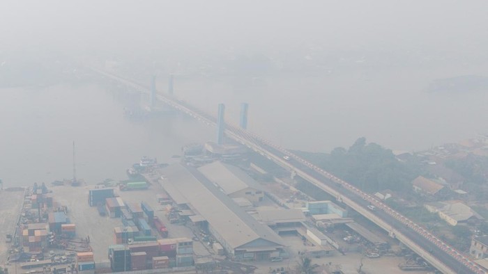 Sejumlah pengendara melintas di atas jembatan Musi IV Palembang yang tertutup kabut asap di Palembang, Sumatera Selatan, Minggu (4/10/2026). Berdasarkan pantauan aplikasi ISPUnet milik Kementerian Lingkungan Hidup, kualitas udara di Kota Palembng pada Minggu (4/10) masuk dalam kategori berbahaya akibat dampak dari kebakaran hutan dan lahan (Karhutla) dengan nilai indeks standar pencemaran udara mencapai angka 780. ANTARA FOTO/Nova Wahyudi/YU