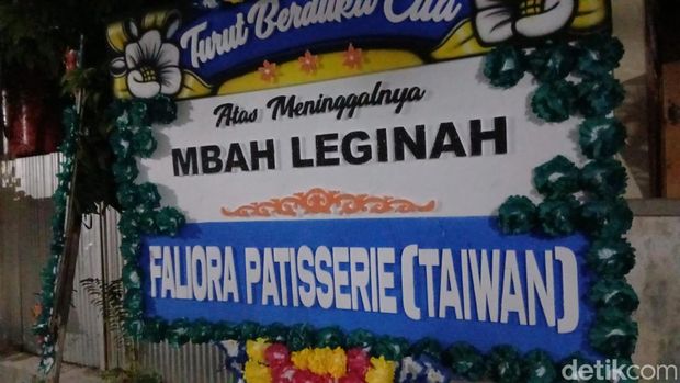 Karangan bunga dari cucu online di rumah duka Mbah Leginah, nenek viral asal Blora yang tutup usia pada Sabtu (3/10/2026) dini hari. Dipotret Minggu (4/10/2026).