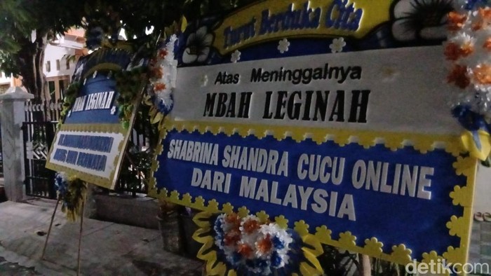 Karangan bunga dari cucu online di rumah duka Mbah Leginah, nenek viral asal Blora yang tutup usia pada Sabtu (3/10/2026) dini hari. Dipotret Minggu (4/10/2026).