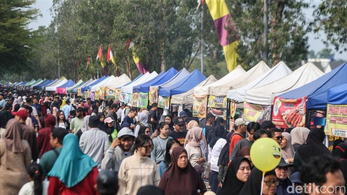 Menteri Koordinator Bidang Pemberdayaan Masyarakat Muhaimin Iskandar saat mendatangi kegiatan car free day (CFD) di kawasan Perumahan Vida, Bekasi, Minggu (4/10/2026). Kegiatan tersebut turut menghadirkan pelaku UMKM.