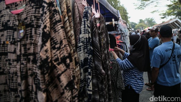 Menteri Koordinator Bidang Pemberdayaan Masyarakat Muhaimin Iskandar saat mendatangi kegiatan car free day (CFD) di kawasan Perumahan Vida, Bekasi, Minggu (4/10/2026). Kegiatan tersebut turut menghadirkan pelaku UMKM.