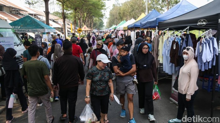 Menteri Koordinator Bidang Pemberdayaan Masyarakat Muhaimin Iskandar saat mendatangi kegiatan car free day (CFD) di kawasan Perumahan Vida, Bekasi, Minggu (4/10/2026). Kegiatan tersebut turut menghadirkan pelaku UMKM.