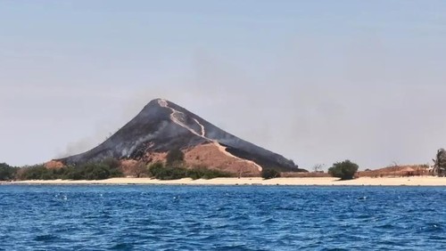 Kebakaran di Pulau Kenawa, Sumbawa Barat NTB, Minggu (4/10/2026). (Facebook @Rheno Psm)