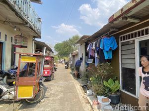 Warga Alami Gangguan Pernapasan Imbas Asap Kebakaran TPA Jatibarang