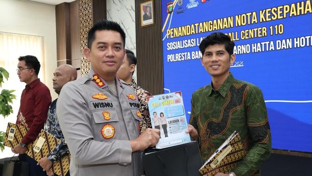 Kepolisian Resor Kota (Polresta) Bandara Soekarno-Hatta menggandeng perhotelan untuk mensosialisasikan call center 110 Polri. (dok. isimewa) Kepolisian Resor Kota (Polresta) Bandara Soekarno-Hatta menggandeng perhotelan untuk mensosialisasikan call center 110 Polri. (dok. isimewa)