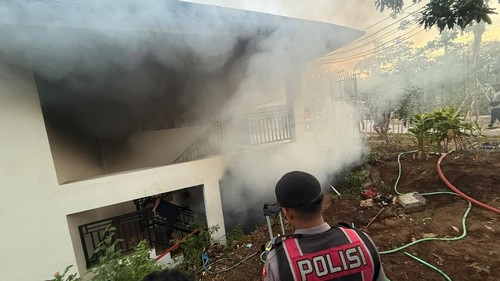 Kepulan asap keluar dari gudang penyimpanan barang Emana Aruna Villas di Banjar Biaung, Desa Ped, Nusa Penida, Klungkung, Bali, Minggu (4/10/2026) sore. (Dok. Polres Klungkung)