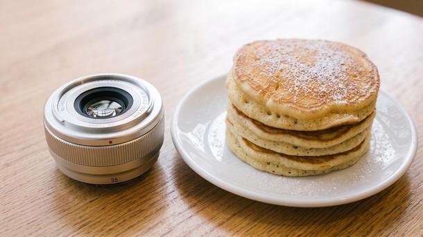 Mengenal Lensa Pancake yang Bikin Kamera Praktis dan Siap Jepret