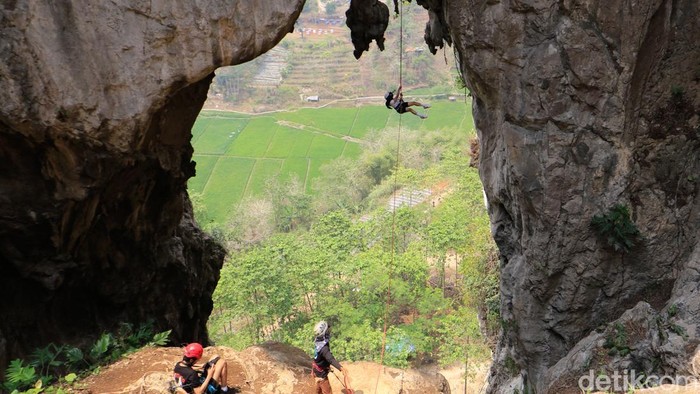 Menjajal wisata panjat tebing dan rappeling di Gunung Hawu Padalarang