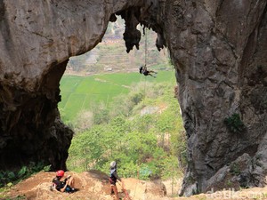 Pesona Gunung Hawu, Batuan Purba yang Tawarkan Wisata Ekstrem