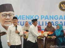 Menko Pangan Zulkifli Hasan Bagikan 750 Paket Beras Gratis di Jombang