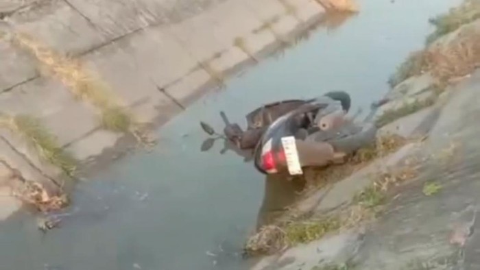 Motor misterius ditemukan di saluran irigasi Desa Cingkrong, Purwodadi, Grobogan, Minggu (4/10/2026).