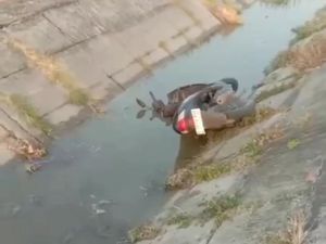 Motor Misterius dan Corbek Ditemukan Nyungsep di Parit Grobogan