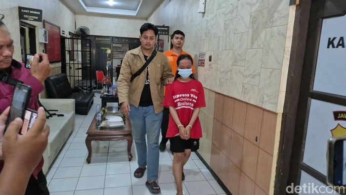 Pacar yang habisi anak lurah di Gresik saat diamankan polisi