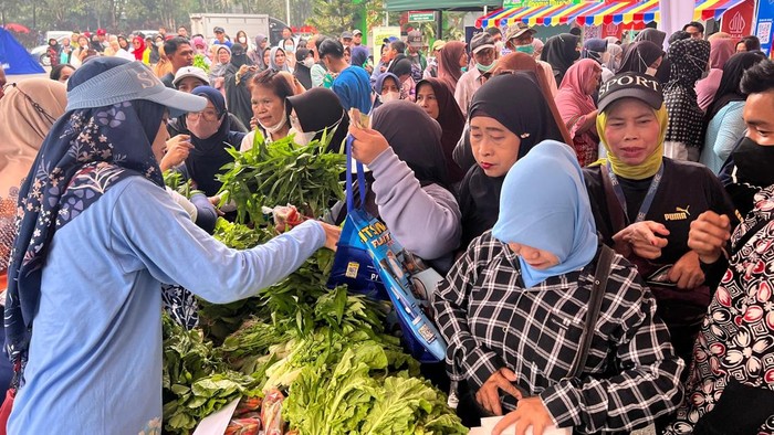 Pasar murah di tengah CFD Pontianak diserbu warga. (Istimewa/Dok Prokopim)