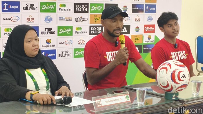 Pelatih Deltras FC Leonard Tupamahu (tengah)