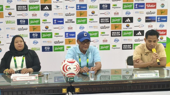 Pelatih Persiba Balikpapan Sudirman (tengah)