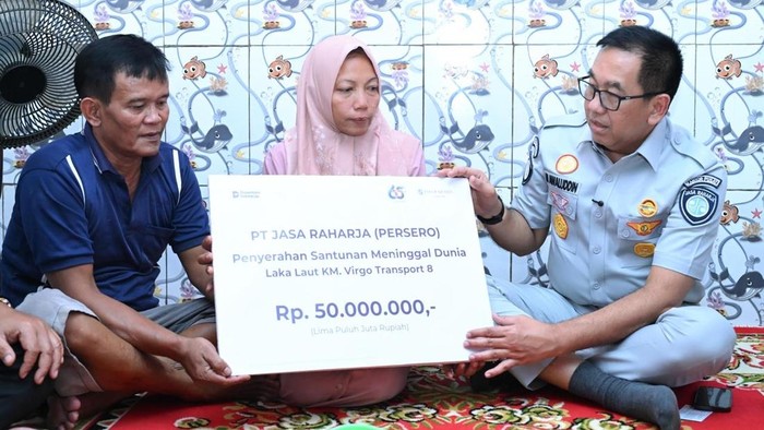 Pemberian santunan keluarga korban KM Virgo Trans 8