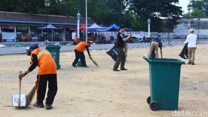 Pembersihan sampah di Alun-alun Solo usai acara haul Habib Ali Bin Al Habsyi, Minggu (4/10/2026).