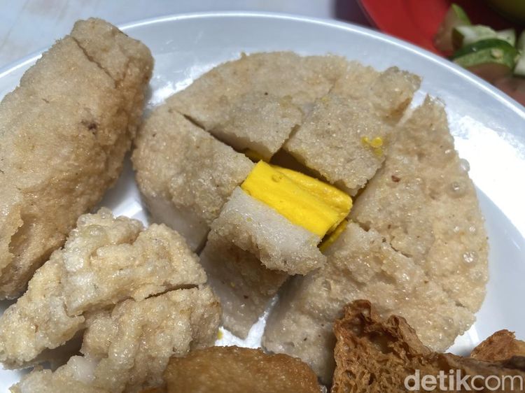 Warung Legendaris Sejak 1999 Ini Punya Pempek Tahu hingga Model Enak