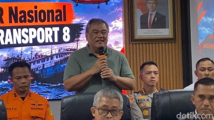 Perwakilan Perusahaan Kapal Virgo saat presscon hari ke-21 pencarian korban KM Virgo. (Khairun Nisa/detikKalimantan)
