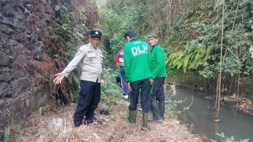 Petugas DLH Tabanan dibantu tentara, polisi, perangkat desa, rumah sakit hingga warga membersihkan sampah di Sungai Yeh Dati, Banjar Sanggulan, Desa Banjar Anyar, Kecamatan Kediri, Tabanan, Minggu (4/10/2026). (Istimewa)